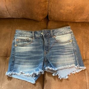 Cute ! Comfortable AE shorts !! Size 4! Midi length In good condition!